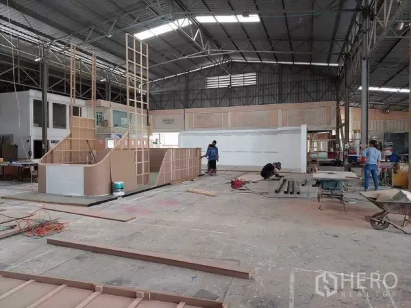 คลังสินค้า ขายในLam Luk Ka, Pathum Thani - ภายในโกดังเพดานสูง โครงเหล็ก พื้นคอนกรีต พร้อมพื้นที่ทำงานและโครงกั้นห้อง