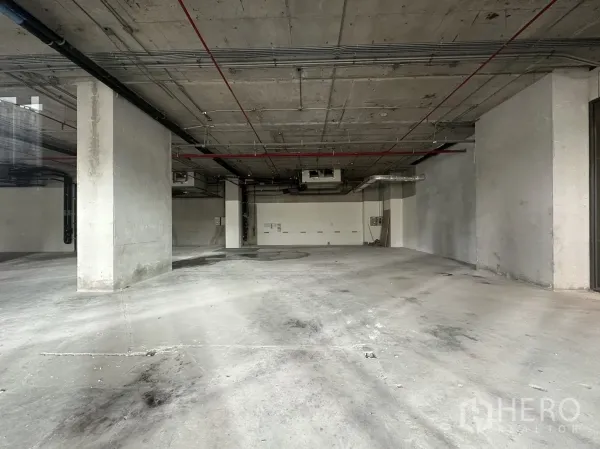 零售空间 出租 - 零售商铺毛坯室内，外露混凝土顶、立柱与风管，开放式平面可自行装修。