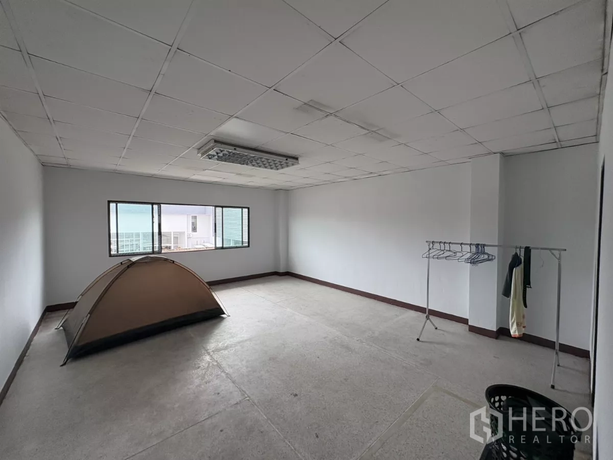 Factory for rent in Khlong Toei, Bangkok - Private room suitable for a meeting space or supervisor’s office.