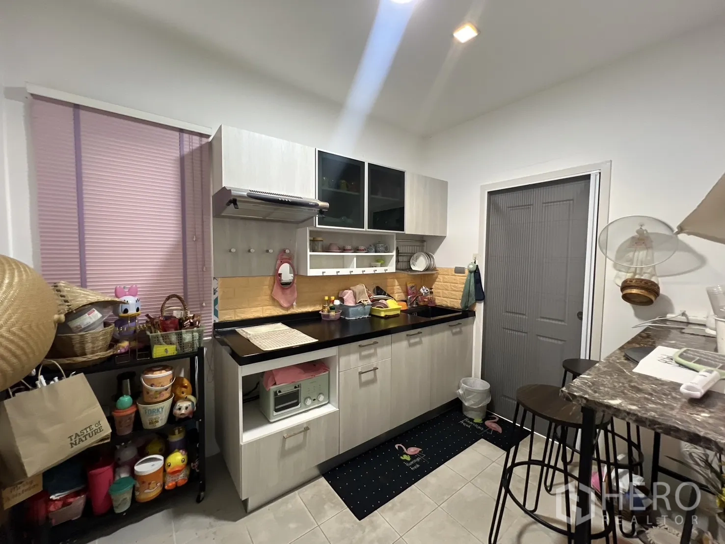 独立式住宅 出租或出售在Lat Krabang, Bangkok - 厨房另一角，油烟机、收纳与备餐台
