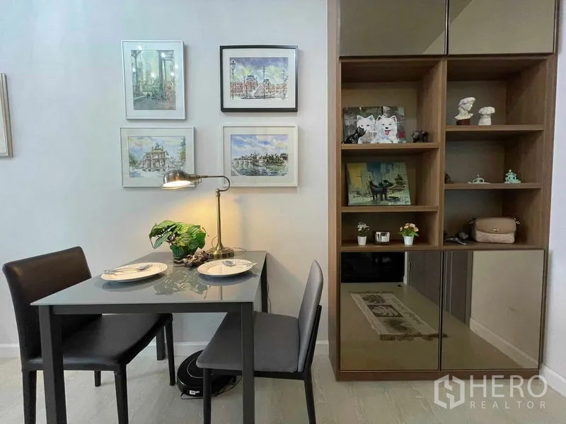 公寓 出售在Huai Khwang, Bangkok - 双人餐桌邻近内置展示柜与装饰画。