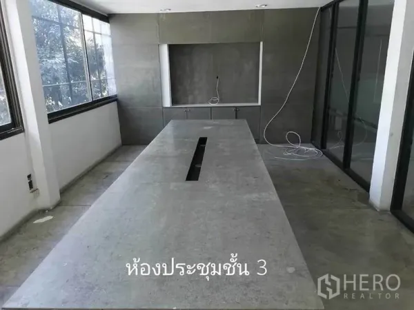 带办公室的家 出租在Khlong Toei, Bangkok - 采光充足的会议室，长桌、大窗与内置柜。