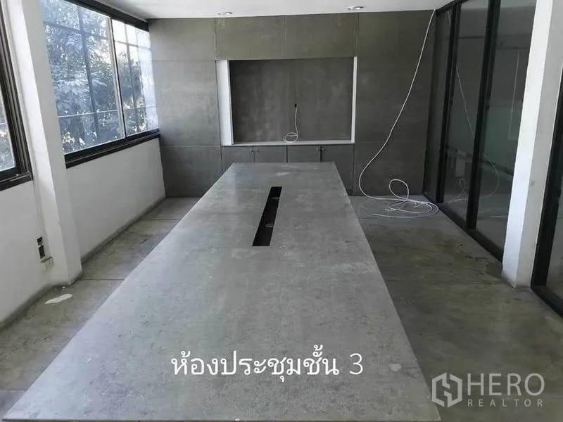 带办公室的家 出租在Khlong Toei, Bangkok - 采光充足的会议室，长桌、大窗与内置柜。