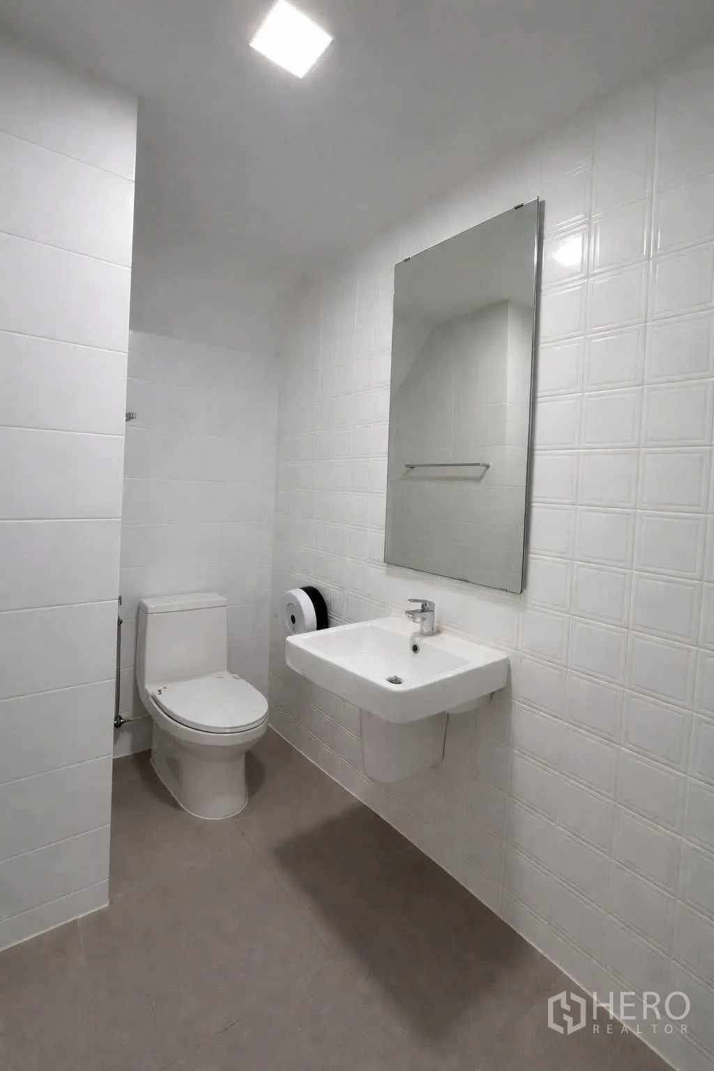半独立式住宅 for rent in Prawet, Bangkok - 洁白瓷砖浴室，配坐便器、方形台盆和镜子。