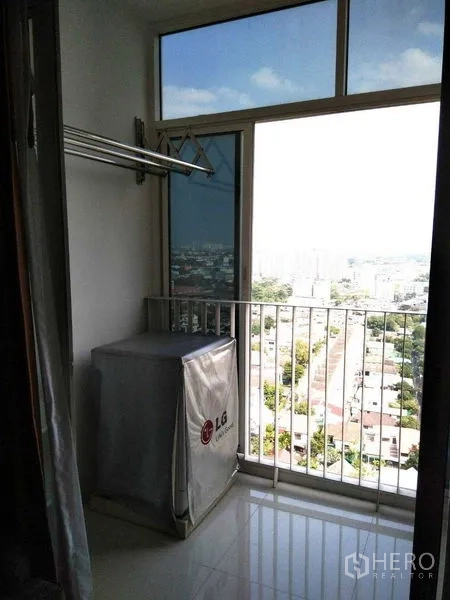 公寓 出租在Watthana, Bangkok - 生活阳台带晾衣架与洗衣机罩，面向城市全景。