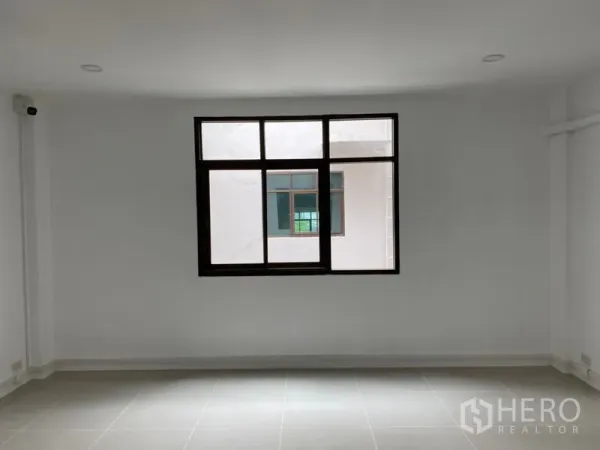 带办公室的家 出租在Wang Thonglang, Bangkok - 空白白色房间，大窗与灰色地砖。