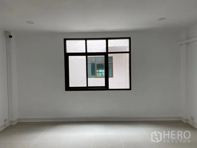 带办公室的家 出租在Wang Thonglang, Bangkok - 空白白色房间，大窗与灰色地砖。