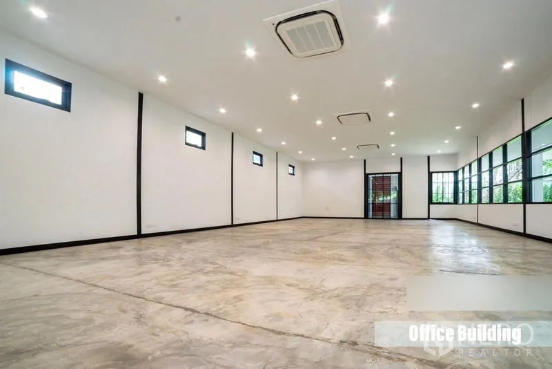 带办公室的家 出租在Khlong Toei, Bangkok - 大开间办公厅，嵌灯吊顶、吸顶空调与多扇窗户。