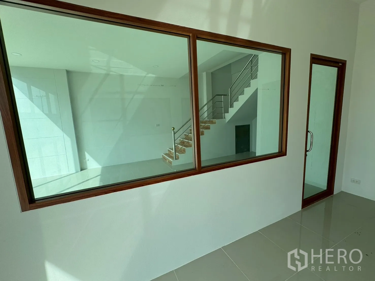 โรงงาน for sale in Mueang Samut Sakhon, Samut Sakhon - ภายในออฟฟิศมีช่องหน้าต่างบานใหญ่มองเห็นพื้นที่บันได