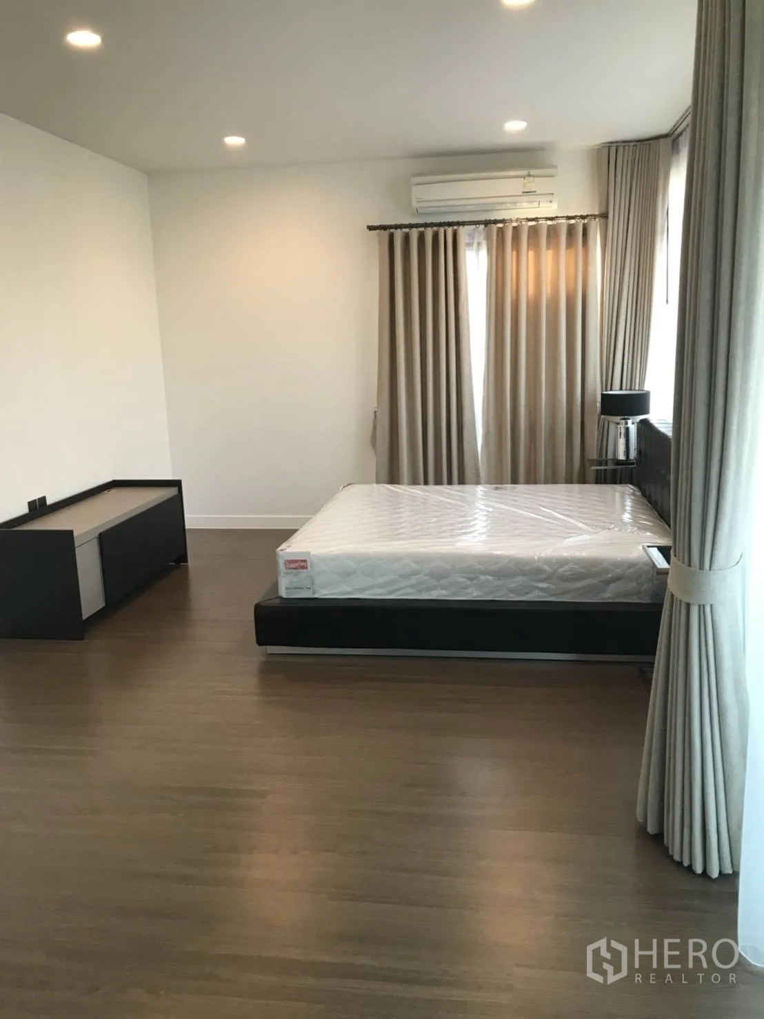 บ้าน ให้เช่าในBang Kapi, Bangkok - ห้องนอนกว้าง เตียงคู่ ไฟดาวน์ไลต์ และพื้นไม้โทนอุ่น