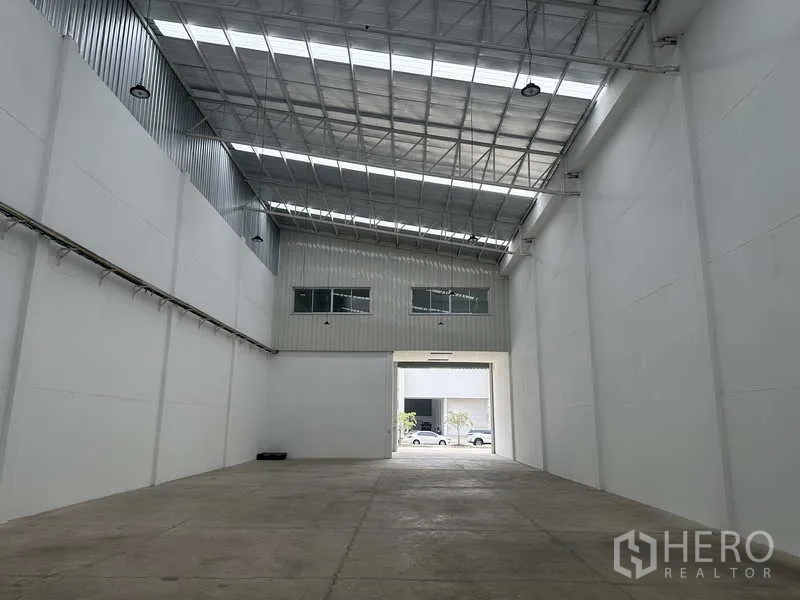 工厂 出租在Khlong Luang, Pathum Thani - 高仓内部，天窗采光，卷帘门通向前院