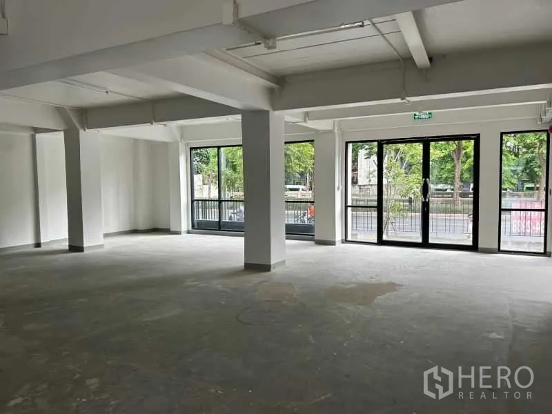 Office Space for rent in Bang Rak, Bangkok - Ground-floor showroom-style space with wide sliding glass doors to the street.