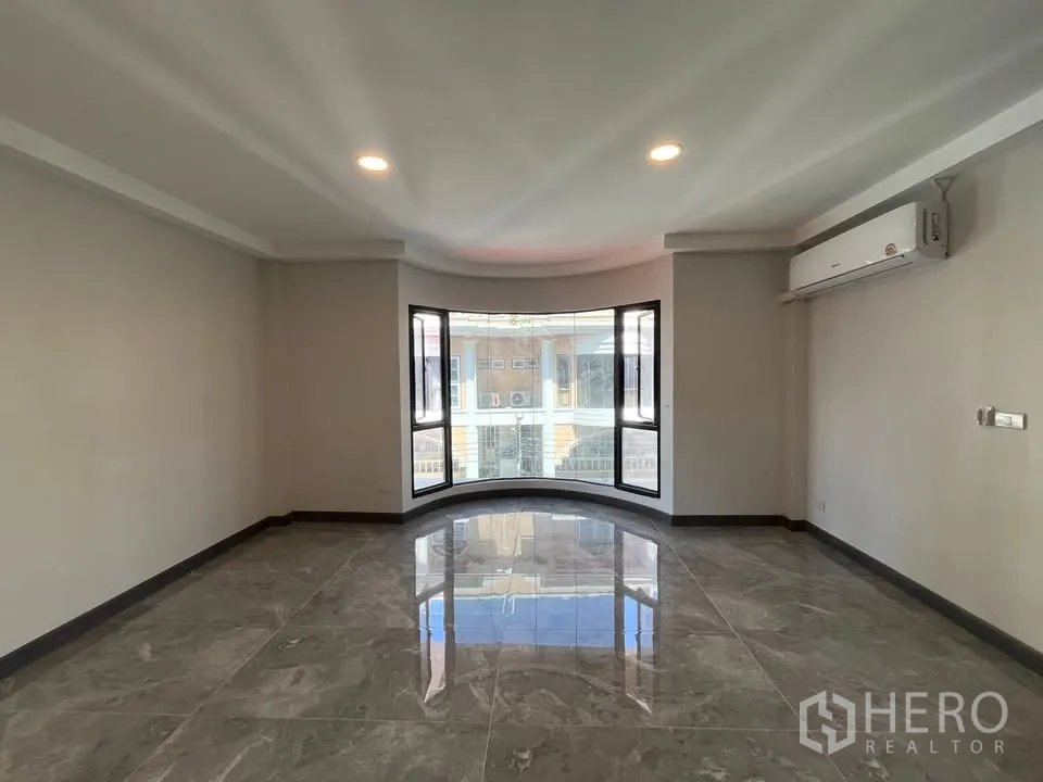 带办公室的家 出租在Watthana, Bangkok - 大卧室，弧形飘窗、亮面地砖与空调。