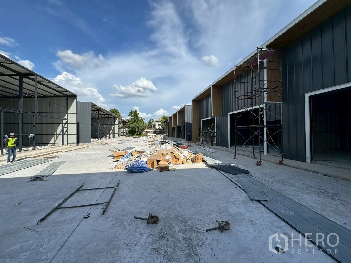 Warehouse for rent in Wang Thonglang, Bangkok - Wide central lane between warehouse blocks during final construction works.