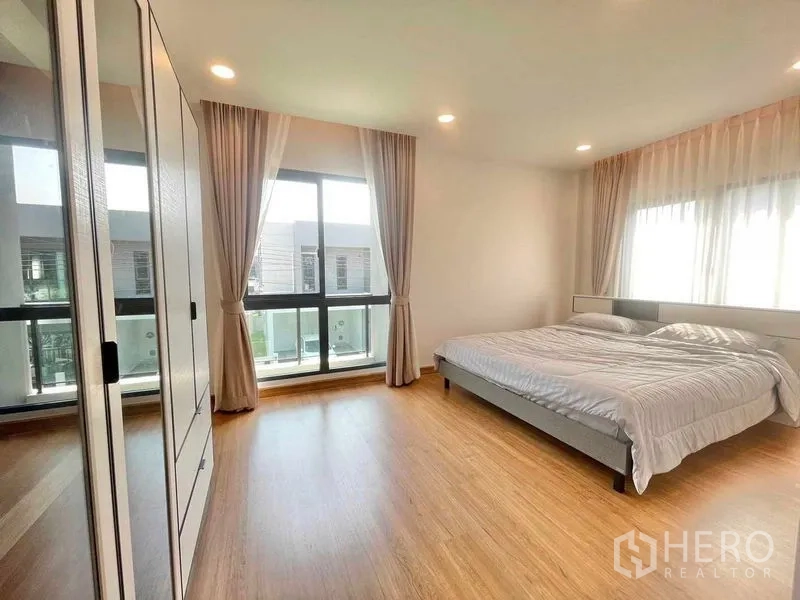 บ้าน ให้เช่าในBang Phli, Samut Prakan - ห้องนอนรองรับแสงดี มีเตียง ตู้เสื้อผ้า และหน้าต่างสองทิศ
