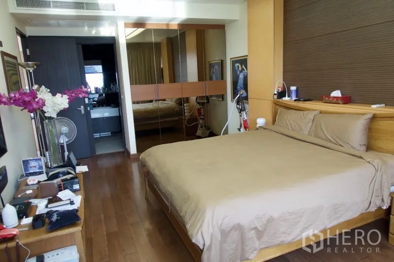 คอนโด ขายในPathum Wan, Bangkok - ห้องนอนพร้อมตู้เสื้อผ้าบานกระจกและทางเข้าห้องน้ำ พื้นไม้