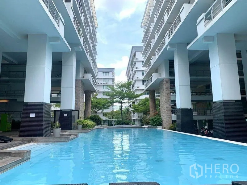 คอนโด ให้เช่าในKhlong Toei, Bangkok - สระว่ายน้ำยาวกลางอาคารคอนโดโลว์ไรส์สมัยใหม่
