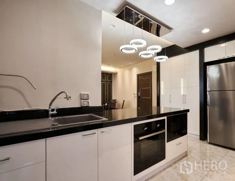 คอนโด ขายในRatchathewi, Bangkok - ครัวทันสมัย ซิงก์ เตา เครื่องใช้บิลท์อิน และโคมไฟแขวนวงกลม