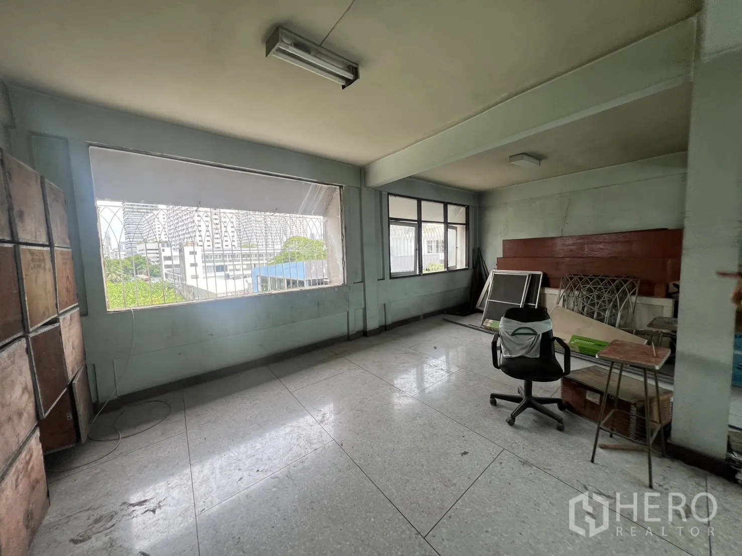 店屋 出租在Watthana, Bangkok - 楼上房间，大开口窗户，可见周边城市景观。