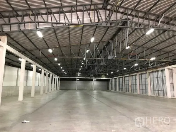 คลังสินค้า ให้เช่าในPak Kret, Nonthaburi - ฮอลล์โกดังโล่งไร้เสากีดขวาง มีประตูม้วนหลายจุดและไฟเพดานสูง