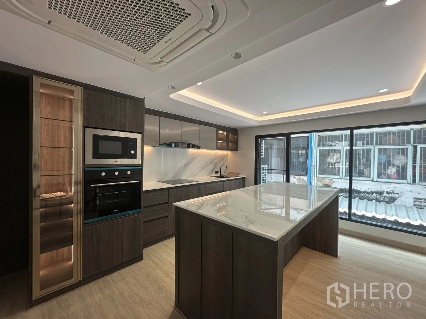 家庭办公室 for rent in Watthana, Bangkok - 设岛台与嵌入式烤箱的大窗厨房。