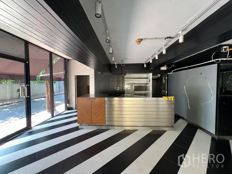 Retail Space for rent in Bang Rak, Bangkok - Bright retail interior with counter and street views through glass.