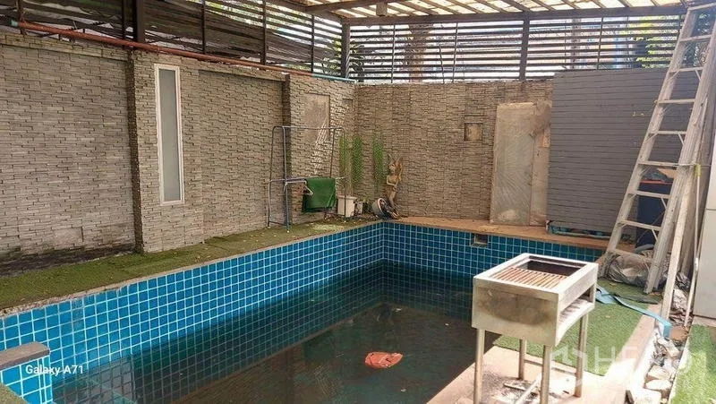 带办公室的家 出租在Nong Khaem, Bangkok - 有顶小型浸泡池，蓝色马赛克与仿石墙面。