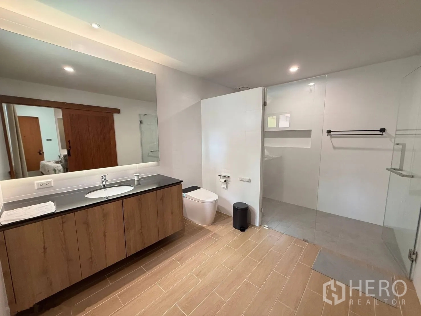 บ้านเดี่ยว for rent in Suan Luang, Bangkok - ห้องน้ำใหญ่กระจกบานกว้าง เคาน์เตอร์อ่างล้างหน้า และโซนอาบน้ำ