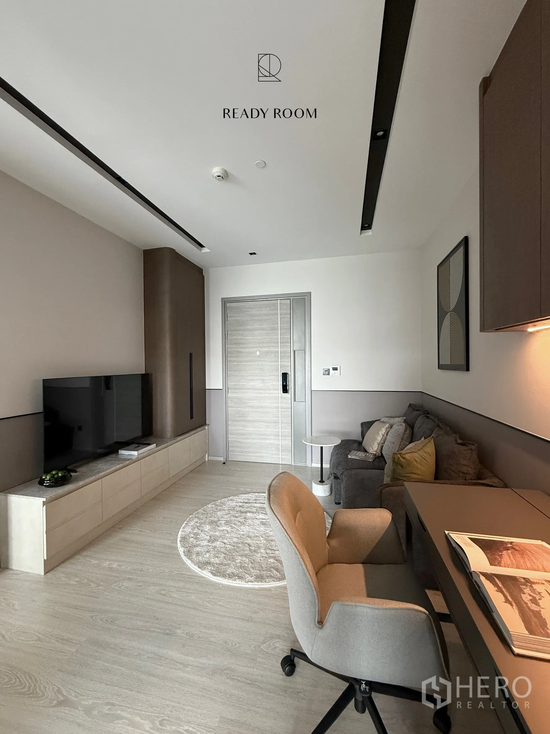 คอนโด for rent in Khlong Toei, Bangkok - พื้นที่นั่งเล่นสมัยใหม่พร้อมชั้นวางทีวี โซฟา โต๊ะทำงาน และพื้นไม้โทนอ่อน.