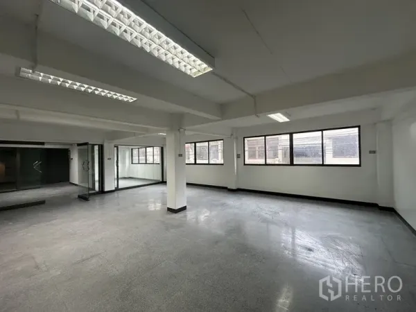 办公空间 出租在Khlong Toei, Bangkok - 明亮角落工作区，多扇窗及玻璃隔断，灰色地面