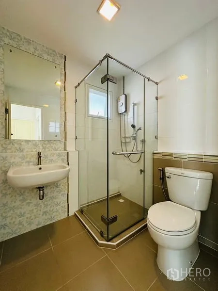 บ้าน ขายในPrawet, Bangkok - ห้องน้ำพร้อมตู้ shower กระจก โถสุขภัณฑ์ และอ่างล้างหน้าแขวนผนัง.