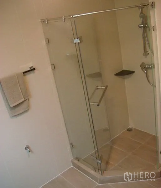 อพาร์ทเมนท์ ให้เช่าในKhlong Toei, Bangkok - ตู้ Shower กระจกแบบวอล์กอิน พร้อมฝักบัวและผนังกรุไทล์