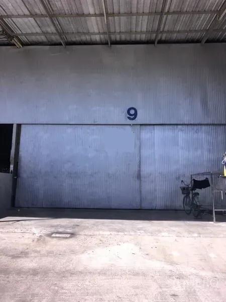 货栈 出租在Lam Luk Ka, Pathum Thani - 金属波纹板仓库外立面，9号大型滑门与带顶装卸区，位于Lam Luk Ka（巴吞他尼）