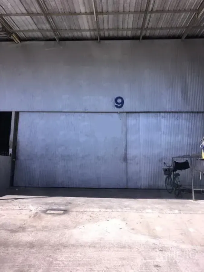 货栈 出租在Lam Luk Ka, Pathum Thani - 金属波纹板仓库外立面，9号大型滑门与带顶装卸区，位于Lam Luk Ka（巴吞他尼）