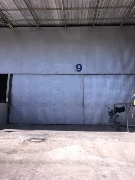 货栈 出租在Lam Luk Ka, Pathum Thani - 金属波纹板仓库外立面，9号大型滑门与带顶装卸区，位于Lam Luk Ka（巴吞他尼）