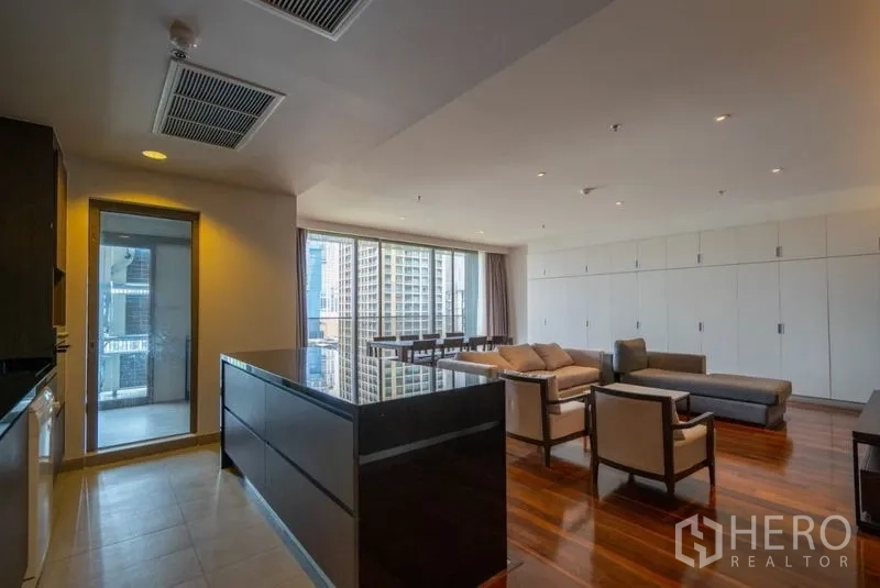公寓 出租在Khlong Toei, Bangkok - 开放式厨房与客厅另一角度，亮面中岛与城市景观