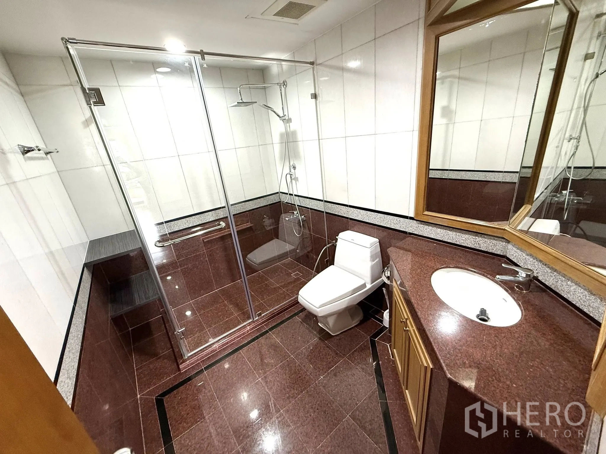 คอนโด ให้เช่าในSathon, Bangkok - ห้องน้ำขนาดใหญ่ กั้นกระจกอาบน้ำ เคาน์เตอร์ซิงก์ และผนังหิน.