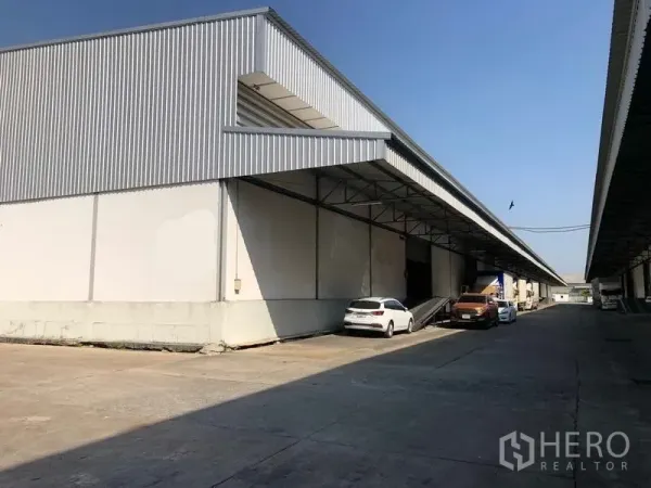คลังสินค้า ให้เช่าในBang Phli, Samut Prakan - ด้านนอกโกดังพร้อมท่าขนถ่าย มีชานยกของและที่จอดรถบรรทุก