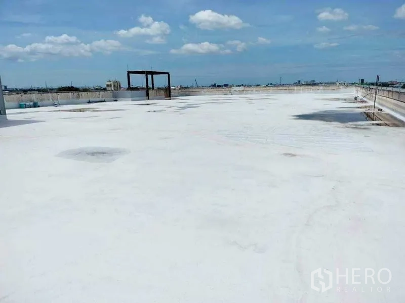 Retail Space for rent in Yan Nawa, Bangkok - Open flat roof with perimeter railings and clear sky offering 360-degree views.
