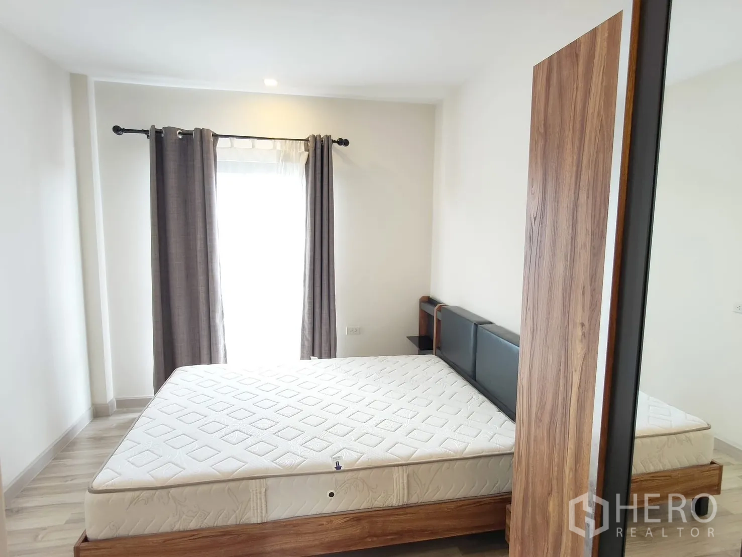 ทาวน์เฮาส์ for rent in Saphan Sung, Bangkok - ห้องนอนที่สองพร้อมเตียงใหญ่ ตู้เสื้อผ้าบานเลื่อน และหน้าต่างสูงพร้อมผ้าม่าน