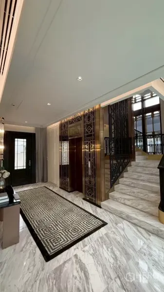 独立式住宅 出售在Saphan Sung, Bangkok - 入户门厅配私人电梯，大理石楼梯与金属花纹扶手