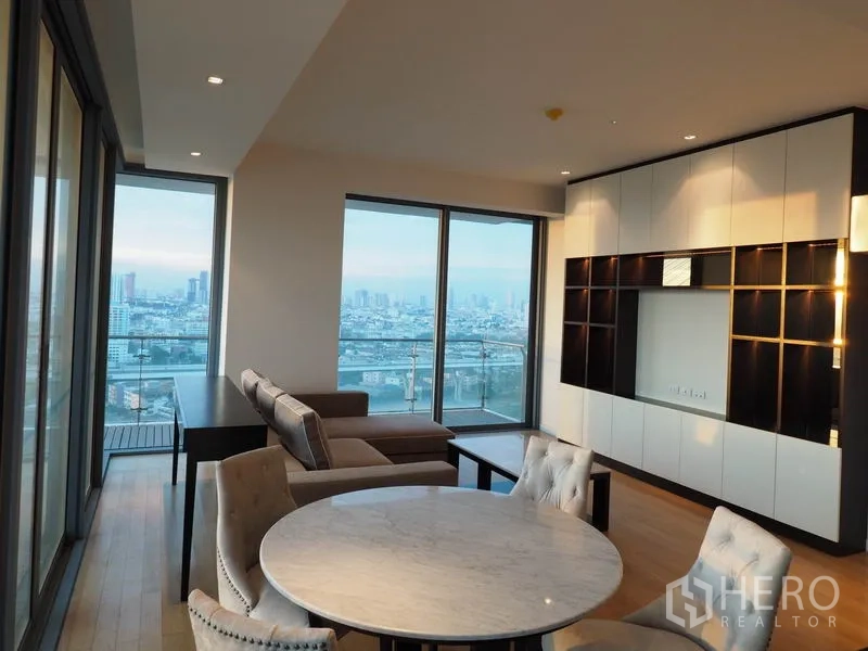 คอนโด ให้เช่าในYan Nawa, Bangkok - มุมห้องนั่งเล่นพร้อมโต๊ะกินข้าวทรงกลมและโซฟา มองเห็นวิวเมืองและแม่น้ำแบบพาโนรามา