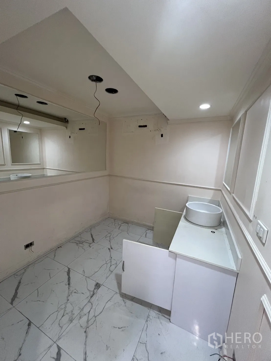 พื้นที่ขายปลีก ให้เช่าในWatthana, Bangkok - ห้องทำงานพร้อมกระจกผนัง ช่องไฟบนฝ้า และตู้พร้อมอ่างทรงกลม