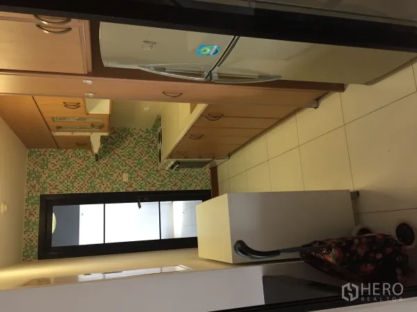 Condominium for rent in Watthana, Bangkok - Compact separate kitchen with mosaic tile backsplash, wood cabinetry and a full-size refrigerator.