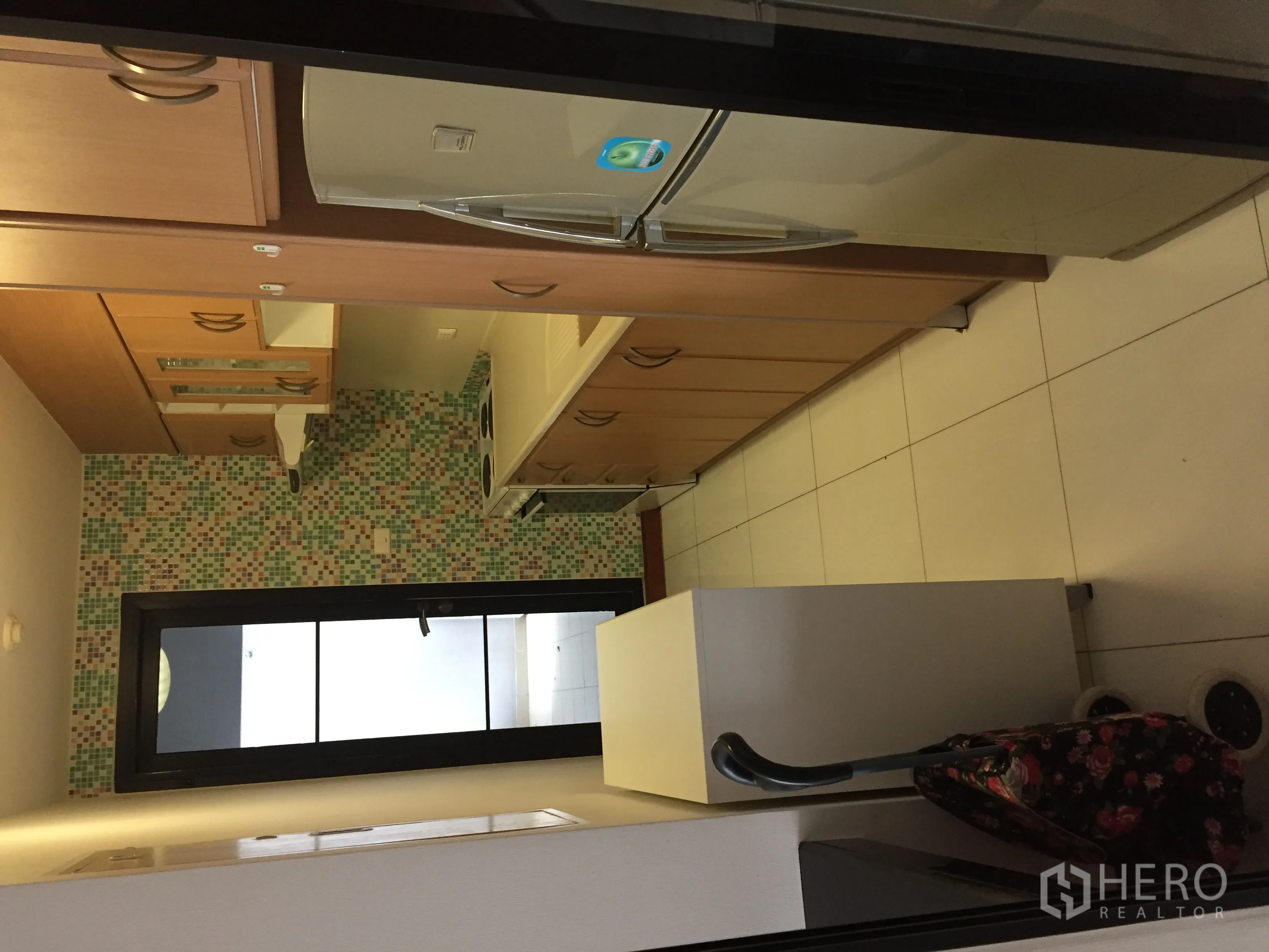 Condominium for rent in Watthana, Bangkok - Compact separate kitchen with mosaic tile backsplash, wood cabinetry and a full-size refrigerator.
