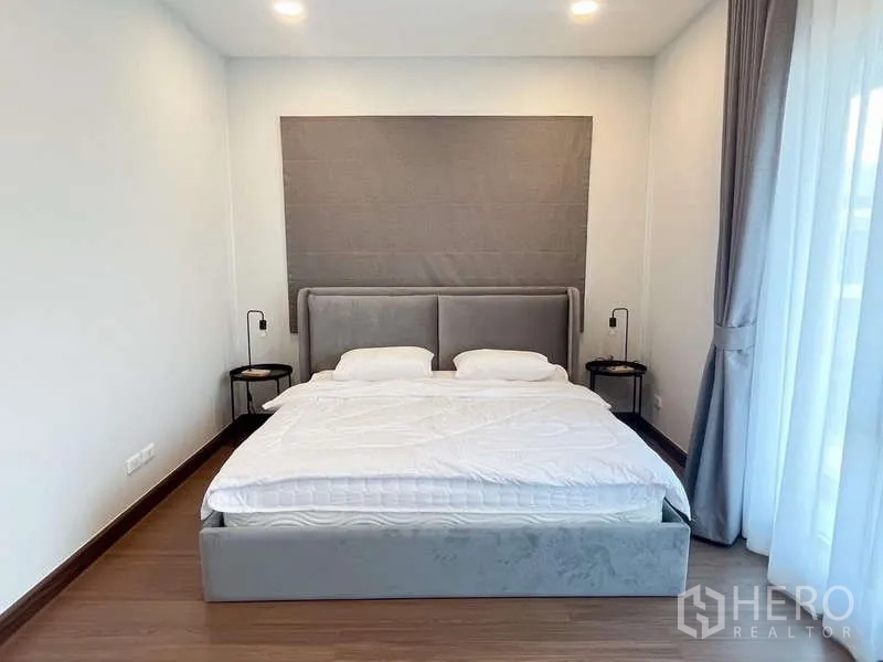 บ้าน ให้เช่าหรือขายในBang Phli, Samut Prakan - ห้องนอนแขกเตียงบุผ้าและม่านสูงเชื่อมระเบียง