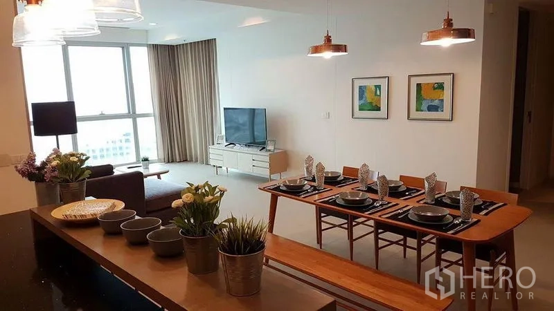 公寓 出租在Khlong San, Bangkok - 开放式厨房与六人餐厅，吊灯与休闲客厅相连