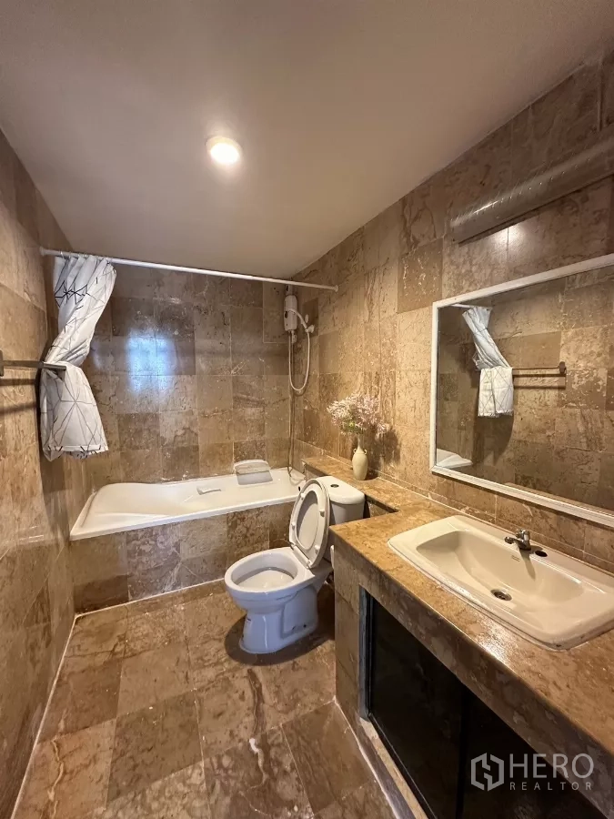 带办公室的家 出租在Suan Luang, Bangkok - 米色大理石浴室，浴缸与宽台面洗手台。