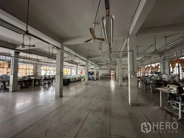 คลังสินค้า ให้เช่าในRat Burana, Bangkok - ฮอลล์การผลิตโปร่ง เสาคอนกรีต พัดลมเพดาน และโต๊ะทำงานริมผนัง
