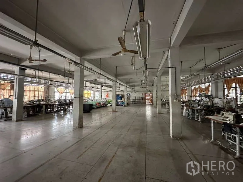 คลังสินค้า ให้เช่าในRat Burana, Bangkok - ฮอลล์การผลิตโปร่ง เสาคอนกรีต พัดลมเพดาน และโต๊ะทำงานริมผนัง